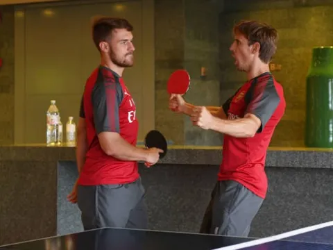 Ramsey cay cú khi bị hạ gục trong môn bóng bàn