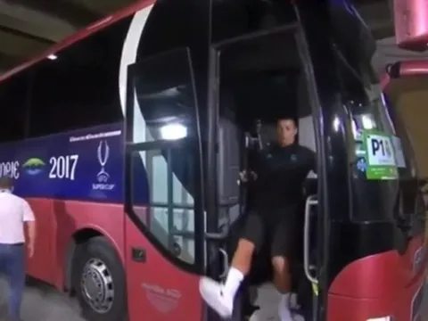 Rảo bước xuống xe bus, Ronaldo suýt ngã 'sấp mặt'
