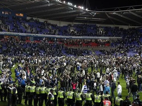 Reading vào chung kết Play-off Championship, CĐV tràn ngập sân 'bao vây' thầy trò Jaap Stam