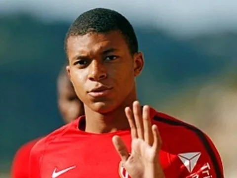 Real, Barca mời gọi, Mbappe vẫn ‘tỉnh bơ’ trên sân tập