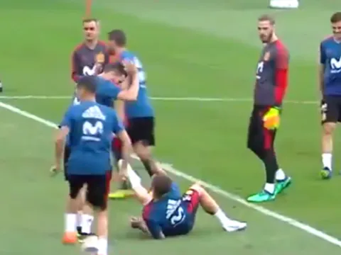 SỐC! Ramos chế nhạo Ronaldo trong buổi tập của Tây Ban Nha