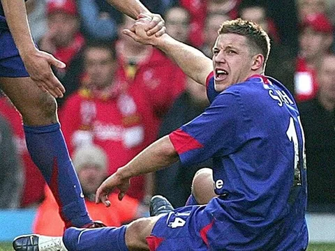 Riise từng khiến chân của Alan Smith gãy đôi chỉ bằng một cú sút