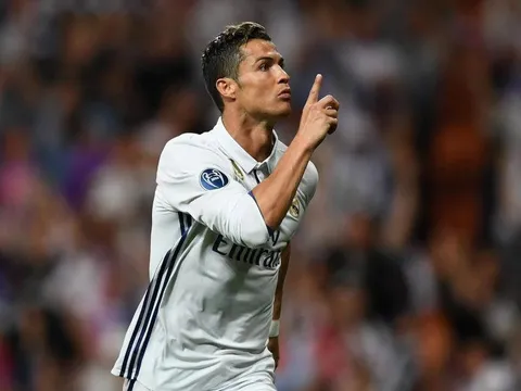 Rộ tin đồn Ronaldo bí mật gặp ông chủ PSG