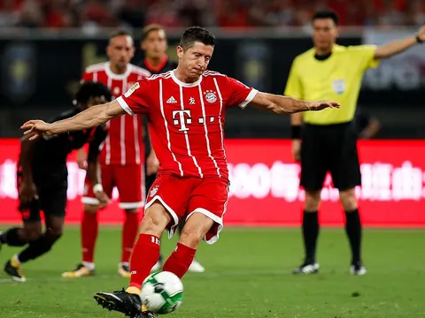 Robert Lewandowski chơi đầy nỗ lực trước Arsenal