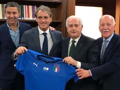 CHÍNH THỨC: Roberto Mancini đặt bút ký hợp đồng với tuyển Ý