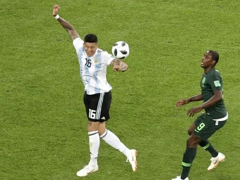 Obi Mikel: Cuneyt Cakir nói bóng đã chạm tay Rojo, nhưng không thổi phạt 11m