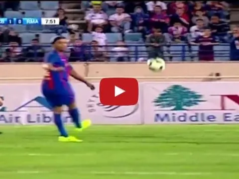 Ronaldinho kiến tạo không cần nhìn khiến fan “lác mắt“
