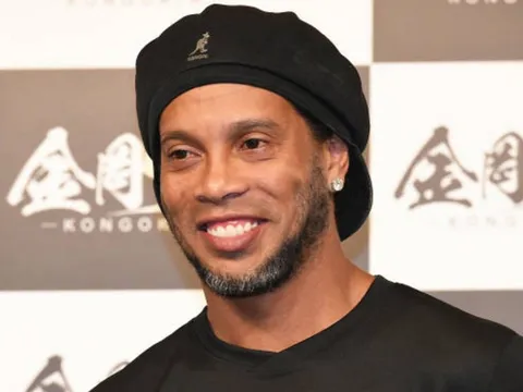 Ronaldinho lộ vẻ già nua khi xuất hiện trên đất Nhật
