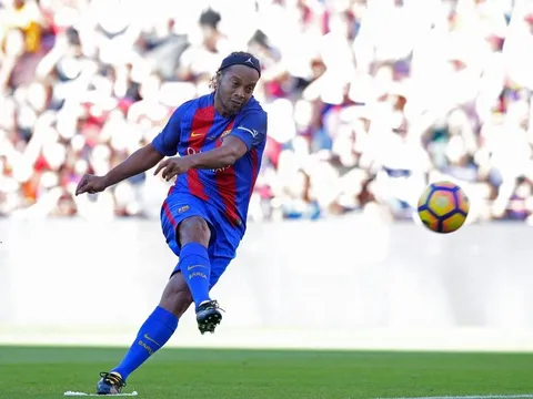 Ronaldinho quay huyền thoại Man Utd như chong chóng