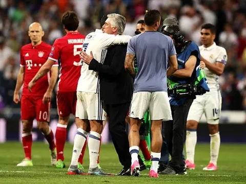 Ghi 5 bàn loại Hùm xám, CR7 ôm chặt an ủi Ancelotti