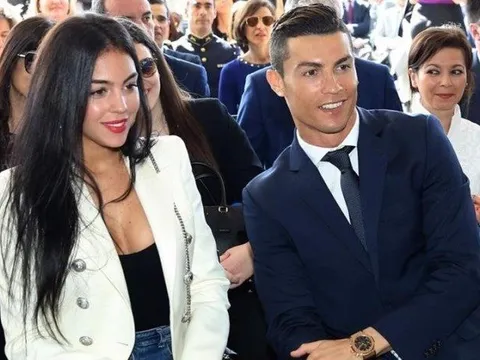 Ronaldo cầu hôn bạn gái bằng nhẫn 'khủng'