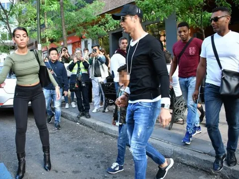 CR7 tháp tùng bạn gái và con trai đi mua sắm giải sầu