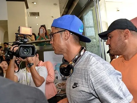 Ronaldo bay đến Singapore để thăm cháu ngoại Peter Lim
