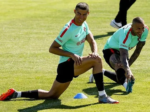 Ronaldo lạ lẫm với mái tóc mới trong buổi tập cùng tuyển Bồ Đào Nha