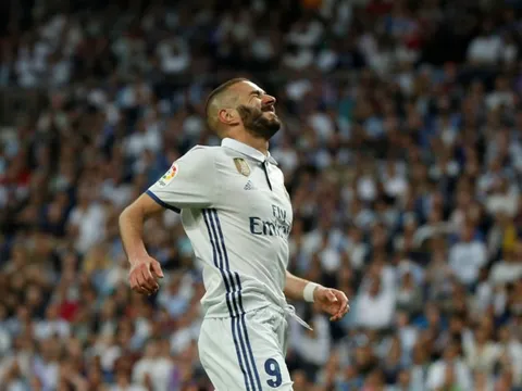 Sau Bale, tới Benzema thành nạn nhân của Ronaldo