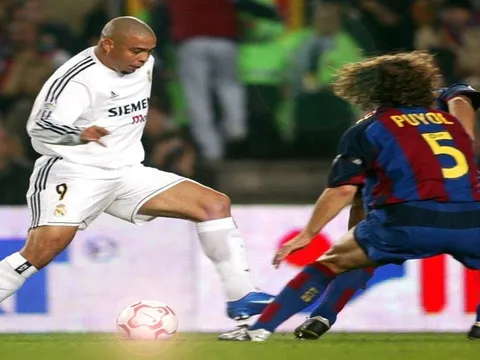Ronaldo (béo) đối đầu với Carles Puyol