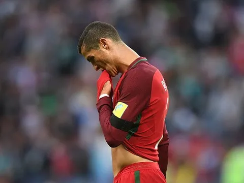 Ronaldo bỏ họp báo sau trận hòa Mexico