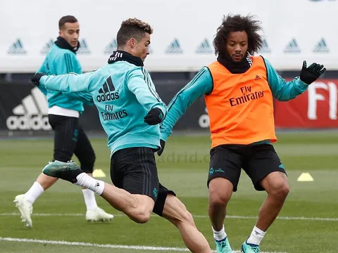 Ronaldo chỉnh thước ngắm, chờ bắn hạ Bayern Munich