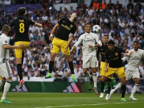Ronaldo chờ trọng tài để xác minh việt vị hay không ở pha mở tỷ số