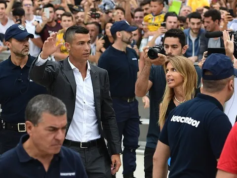 Ronaldo cực bảnh bao trước hàng nghìn cổ động viên Juventus