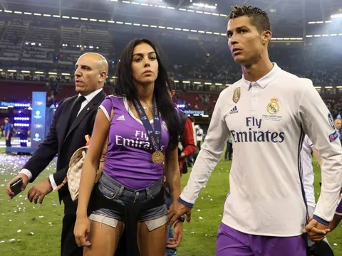 Ronaldo cùng bạn gái xét nghiệm DNA, chuẩn bị đón 'Siêu em bé'