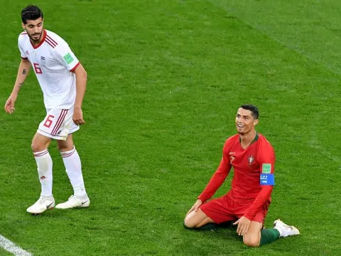 Ronaldo đá hỏng 11m, suýt nhận thẻ đỏ, Bồ Đào Nha đi tiếp trong cơn đau tim