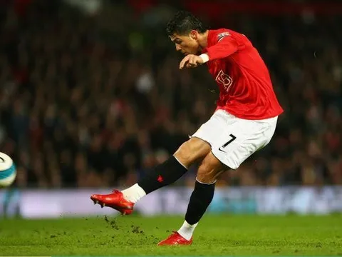 Ronaldo đã phát triển kỹ thuật đá phạt ở Man United thế nào?