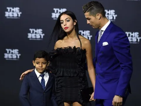 Ronaldo đại hỷ, đón thêm con sinh đôi