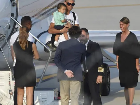 Ronaldo đặt chân trở lại Italia, chuẩn bị tập luyện cùng Juventus