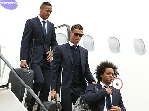 Ronaldo diện vest lịch lãm khi đến Cardiff