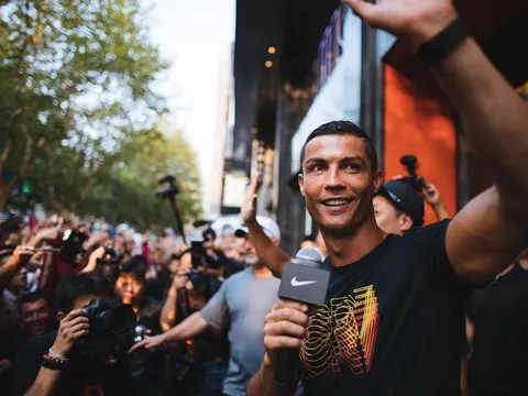 Ronaldo gây náo loạn 'thị trường tỷ dân'