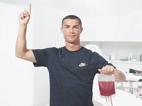Ronaldo hào hứng khi cho... máu