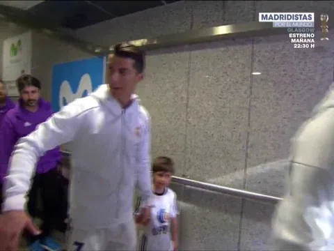 Ronaldo hợp sức Benzema trêu ghẹo đồng đội