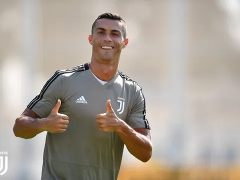 Ronaldo khiến NHM Juve phát cuồng ngay ở buổi tập đầu tiên