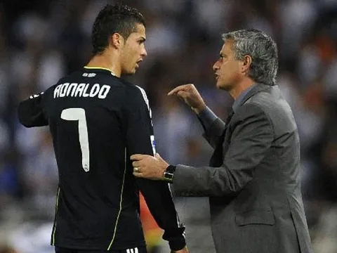Ronaldo khoác vai Mourinho, đập tan tin đồn mâu thuẫn