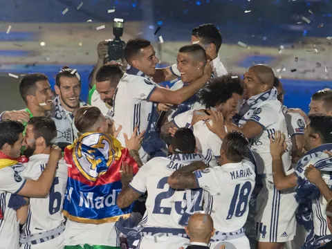 Ronaldo khoe kiểu tóc siêu độc trong lễ ăn mừng hoàng tráng của Real tại Madrid