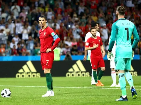 Ronaldo làm gì với 'nạn nhân' sau trận đấu?