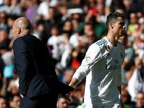 Ronaldo "làm mặt lạnh" với Zidane khi bị thay ra sớm
