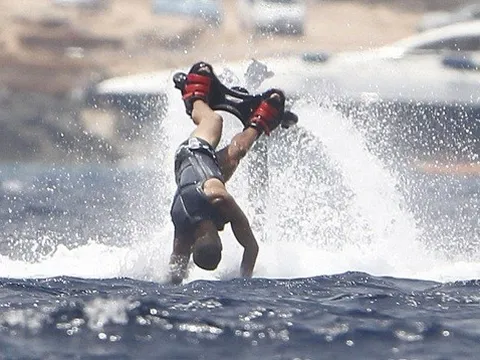 Ronaldo lộn nhào trên biển vì trò flyboarding