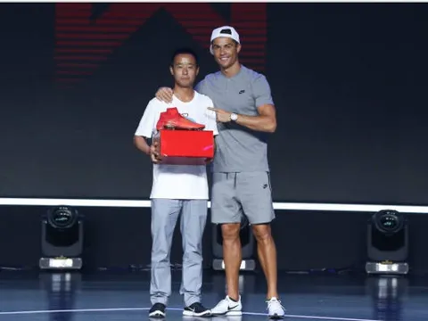 Ronaldo mặc quần đùi lên sân khấu tặng quà cho fan