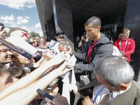 Ronaldo mặt "đưa đám", ký tặng cho người hâm mộ
