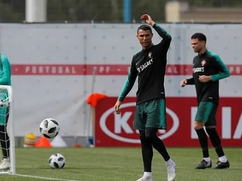Ronaldo mặt mày cau có, đồng đội và HLV trưởng Bồ Đào Nha xanh mặt
