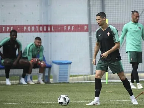Ronaldo mở khóa dạy ghi bàn trên sân tập Bồ Đào Nha