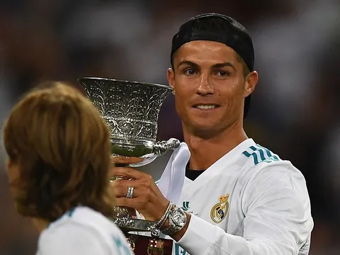 Ronaldo ngạo nghễ trên khán đài, nhìn đồng đội hành hạ Barca