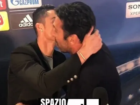 Ronaldo ôm ấp, an ủi Buffon sau thẻ đỏ