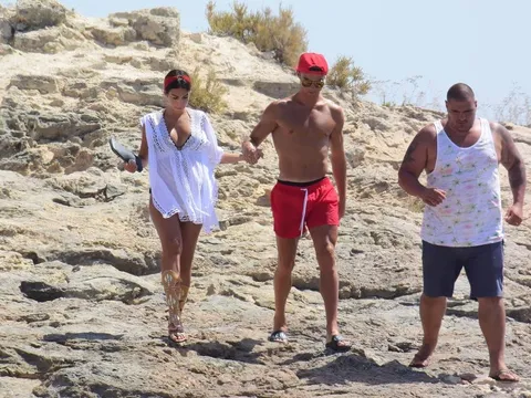 Ronaldo và dàn sao Real khoe cơ bắp cuồn cuộn khi đi biển nghỉ dưỡng