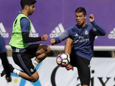 Ronaldo suýt 'no đòn' trong buổi tập của Real