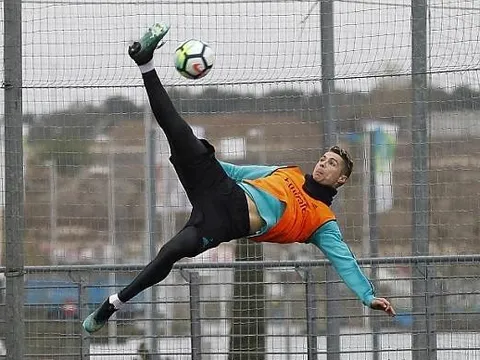 Ronaldo tái hiện cú đá thần sầu trên sân tập Real Madrid