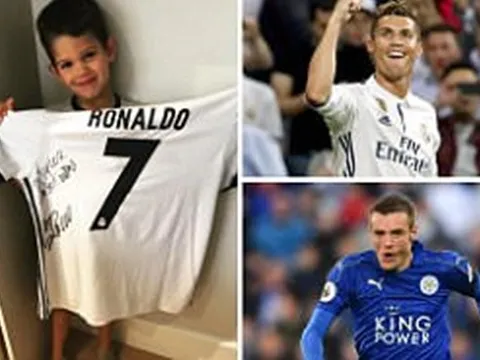 Ronaldo tặng quà cho con trai đồng nghiệp