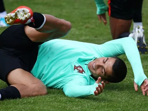 Ronaldo té lăn lộn trong buổi tập của Bồ Đào Nha